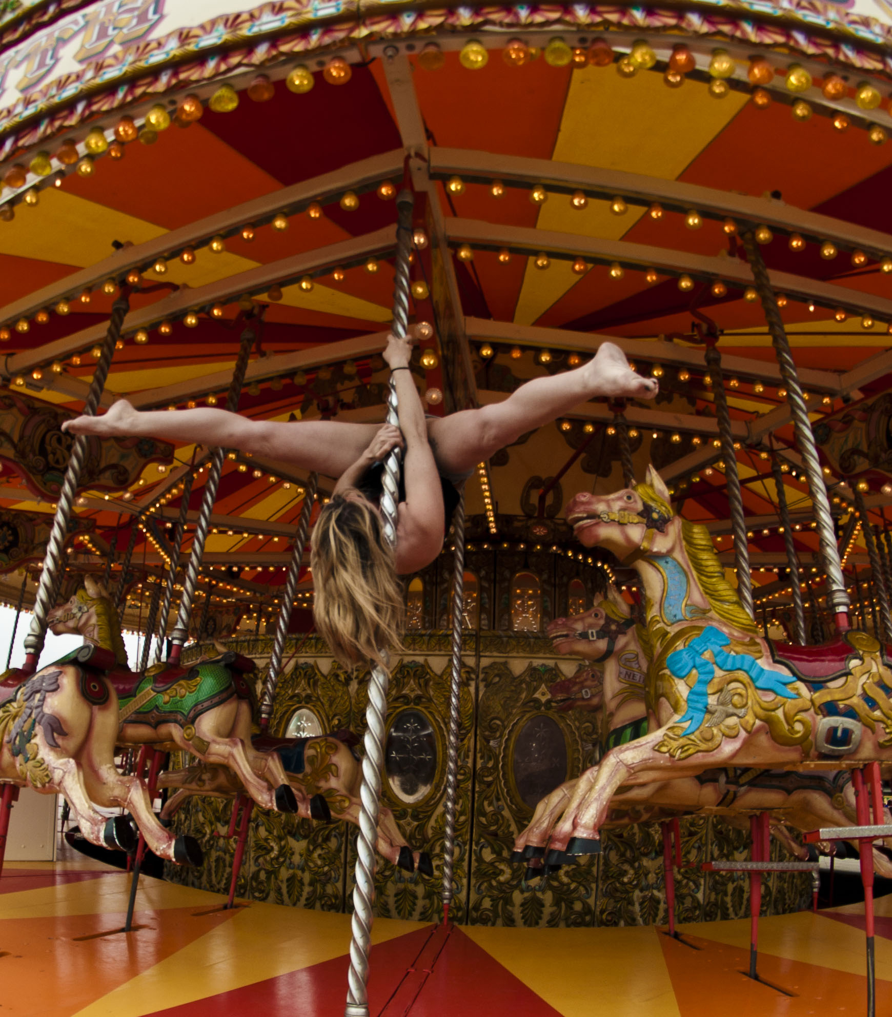 Bridgeview/pole_dancer_carnival.jpg