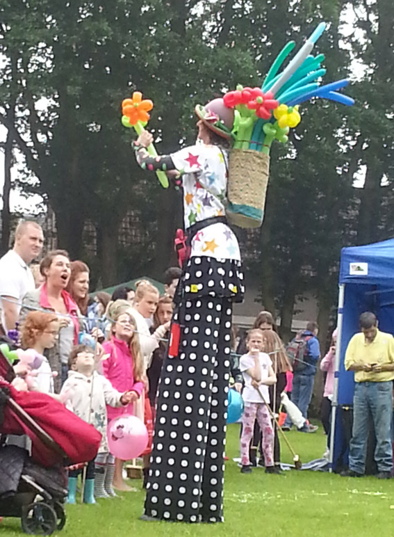 crowdpuller/Carnoustie-Gala-2017-Candy-Clown-Stilts-Balloons.jpg