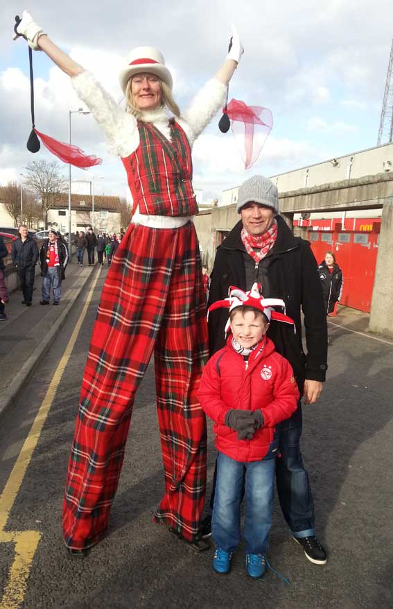 crowdpuller/Circus_Scotland_Tartan_stiltwalker_aberdeen_Football_Club.jpg