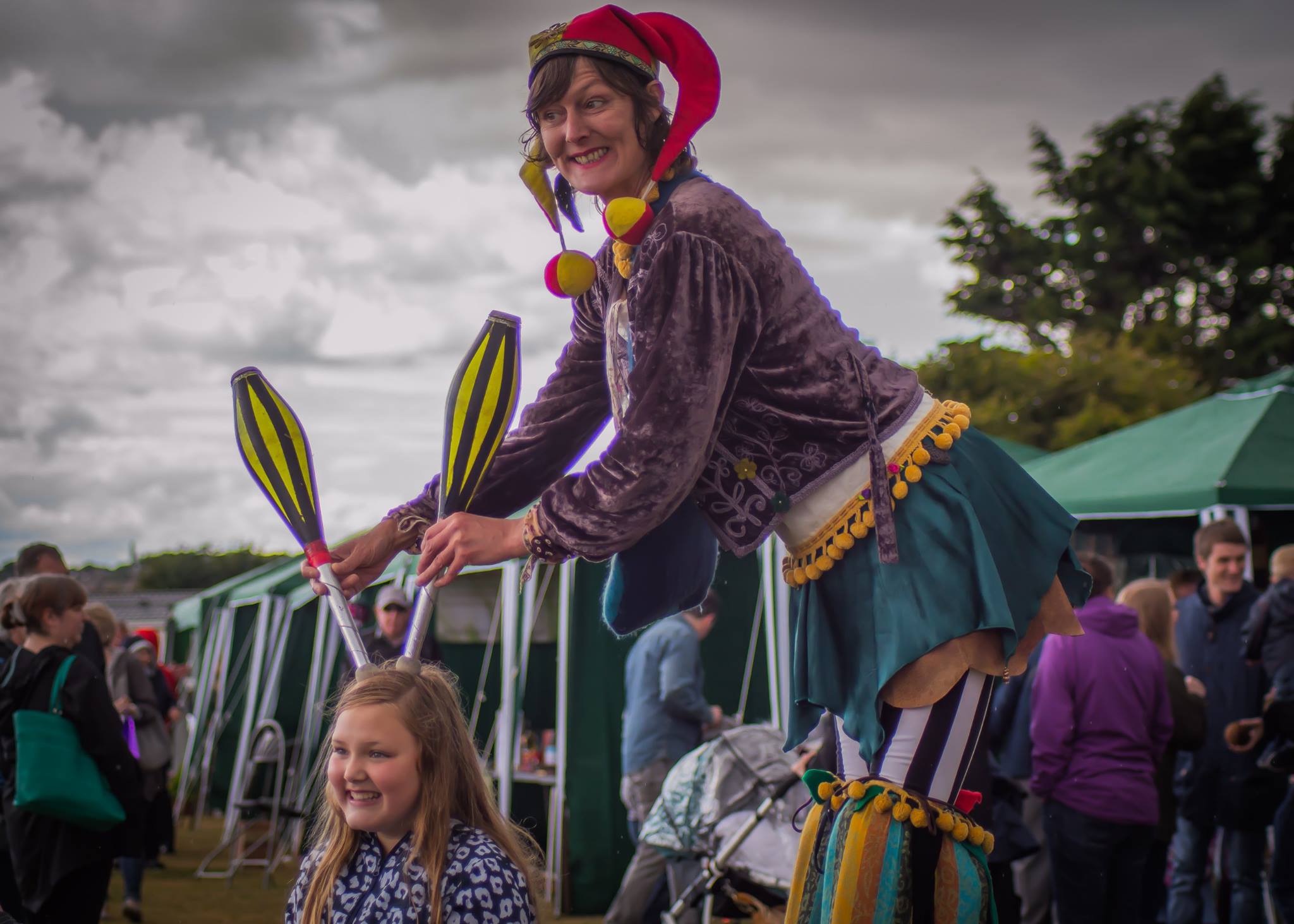 crowdpuller/Circus_scotland_stiltwalker_stiltwalking_stilts_juggling_jester_2017.jpg