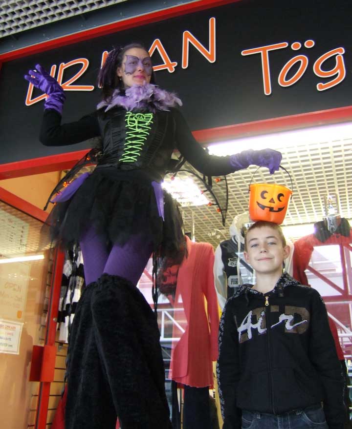 crowdpuller/Halloween_Stiltwalker_Circus_Scotland.jpg