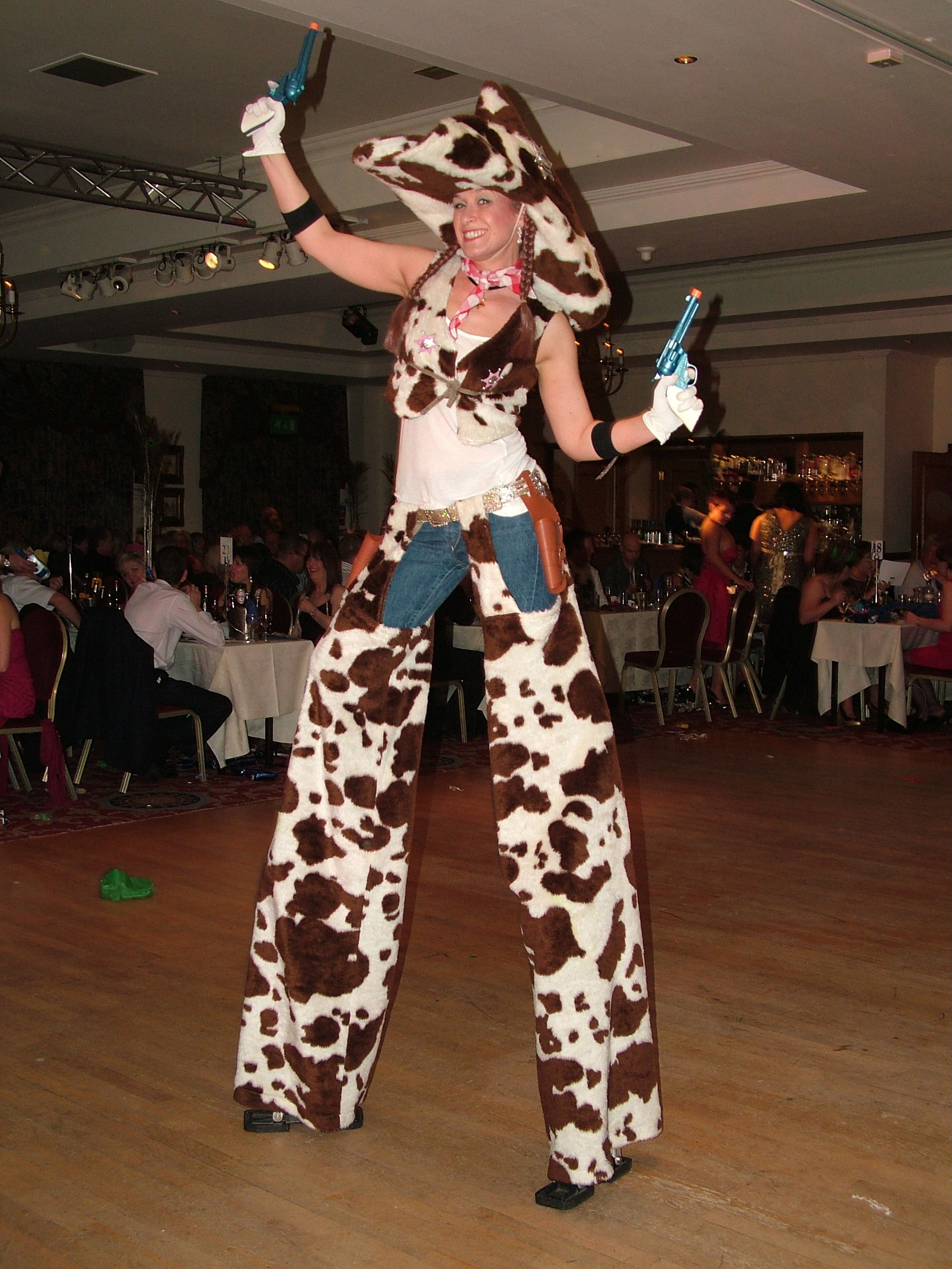 crowdpuller/cowgirl_stiltwalker_scotland_western.jpg