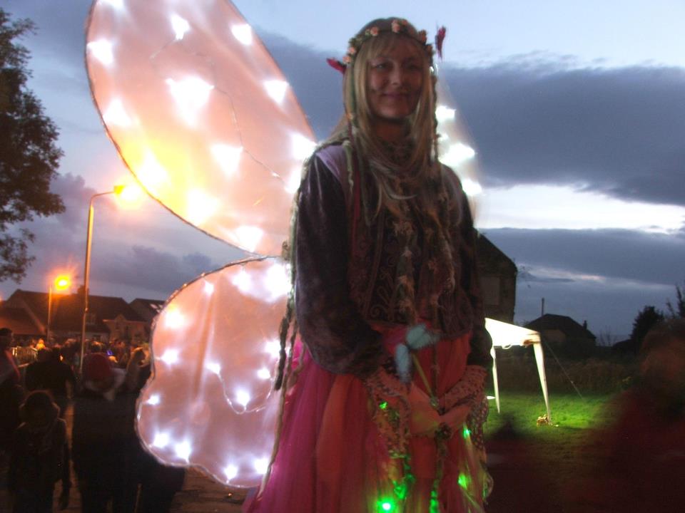 crowdpuller/illuminated_farie_stiltwalker_scotland.jpg