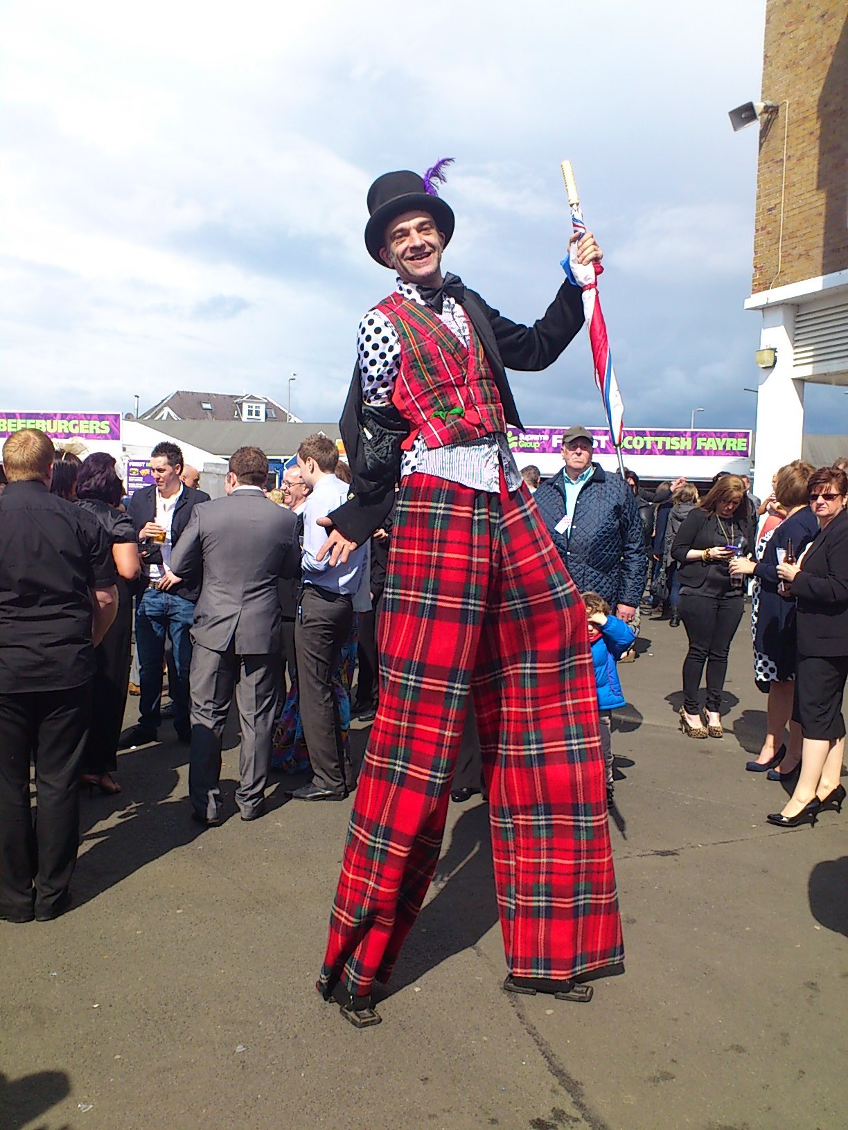 crowdpuller/tartan_stiltwalker_grand_national.JPG