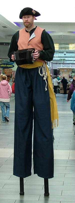 webassets/maritine_stiltwalker_scotland_juggler.jpg